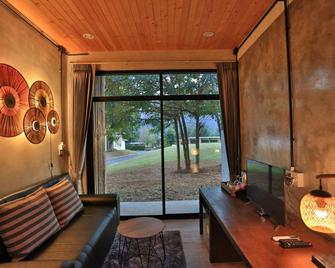 Curve360 Hotel Khao Yai - Pak Chong - Living room