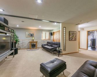 3 Bed House in quiet area/near Downtown Minneapolis/MOA/MSP airport/private host - Medicine Lake - Living room
