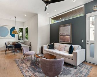 Lux SoCo Penthouse in the Heart of Austin - أوستن - غرفة معيشة