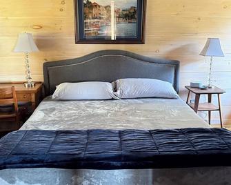 Cozy 3 bedroom cabin on a Christmas tree farm in Church Hill, TN. - Church Hill - Habitación