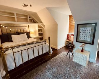 Beautiful 2 Bedroom with Loft in Heart of Old Town—sleeps 6 - Alexandria - Habitación