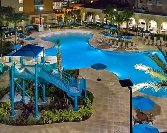 Comfort and Style! 2 Spacious Units, Free Breakfast, Full Kitchen, Outdoor Pool! - Winter Garden - Pool