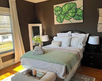 Retreat to a beautiful, newly updated cozy home - Utica - Bedroom