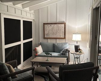 Moonglade Cottage 2 Bed/1BTH - waterfront and in the heart of wine country! - Suttons Bay - Living room