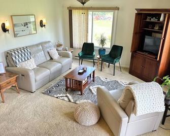 Charming Bed & Breakfast Cottage in the Mountains - Benton - Living room