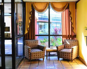 Quality Inn and Suites Gulf Breeze Bayside near Pensacola Beach - Gulf Breeze - Wohnzimmer