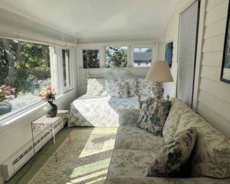 Gracious, Spacious Home-Walkable to The Inns/Spa - Aurora - Sala de estar