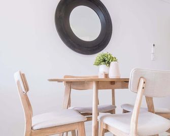 Tides & Tranquility - 2Bedroom Kings Beach Unit - Caloundra - Dining room