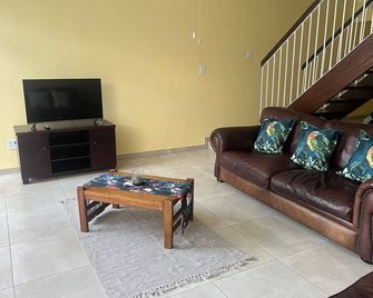 Beautiful townhouse in Vereeniging, South Africa - Vereeniging - Living room