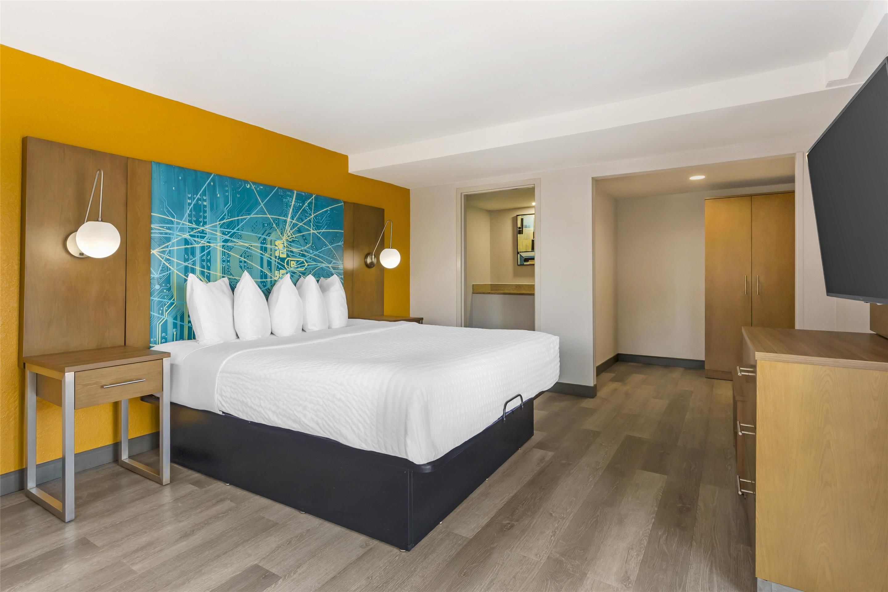 Best Western Plus Raleigh Crabtree Valley Hotel - Raleigh - Bedroom