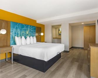Best Western Plus Raleigh Crabtree Valley Hotel - Raleigh - Bedroom