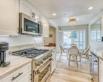 Two-story condo in gated community with patio, pool, hot tub - walk to Bass Lake - Bass Lake - Kitchen