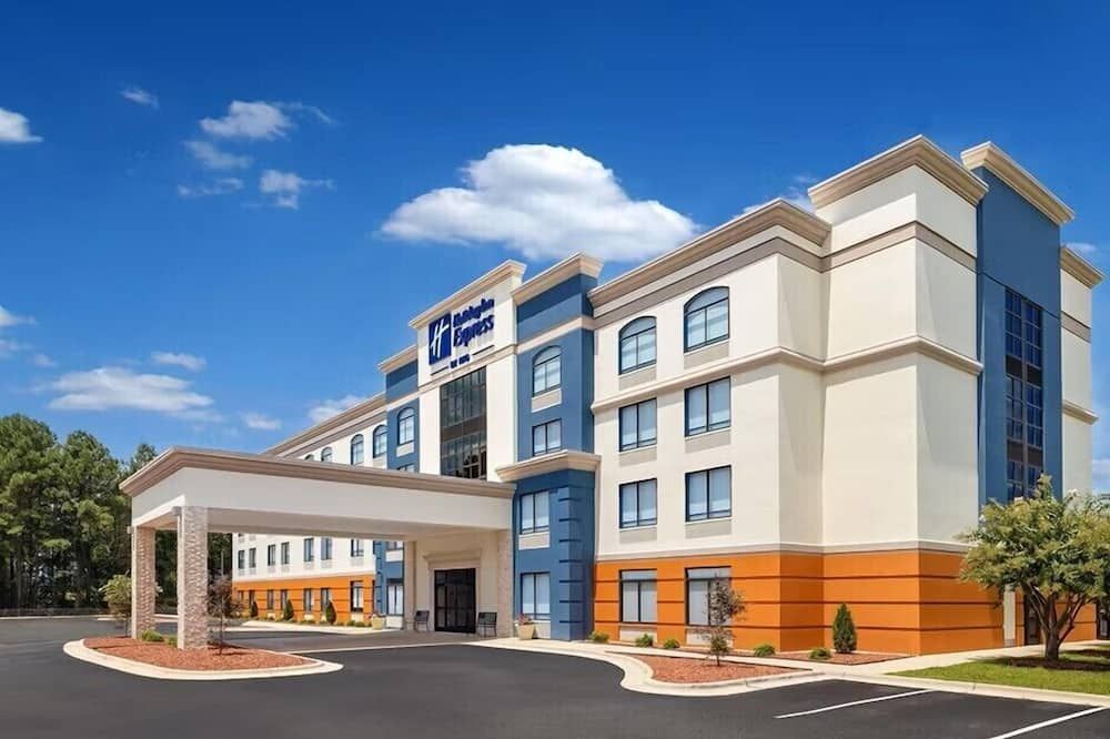 هوليداي إن إكسبرس آند سويتس رالي ويست لينوفو سنتر باي آيتش جي - راليغ - مبنى