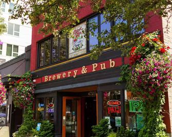 Brand New Studio, Reserved Parking, Walkable - Seattle - Building