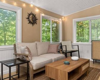 Serene 5-BR Near Pond, 15-min to Mt. Sunapee - Newbury - Living room