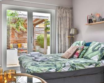 Pats garden room with mini cinema, projector - Alkmaar - Bedroom