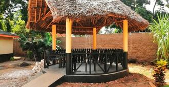 Diani Travelers Guest House - Ukunda - Patio