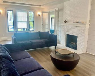 Historic Main House Retreat - Orlando - Living room