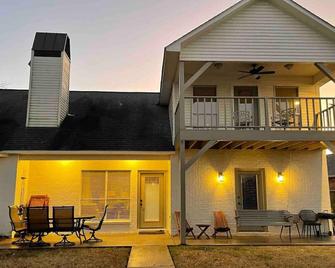 Enchanting lake home with amazing views! Very Safe - Prairieville - Building