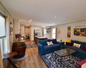 Secluded Retreat - Kamp Keuka - Colorful & Spacious 3BR Getaway in Wine Country - Bath - Huiskamer