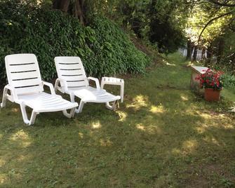 Elkhart Lake lakeside cottage 53 mile drive to Lambeau Field and the 2025 draft - Elkhart Lake - Patio