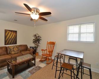 Trendy! Pro Cleaned, Self Check In - Sleeps 10 - Pleasant Prairie - Living room
