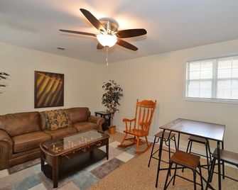 Trendy! Pro Cleaned, Self Check In - Sleeps 10 - Pleasant Prairie - Huiskamer
