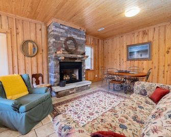 'Horses in the Hollow' Secluded, Rustic Cabin - Mountain Rest - Living room