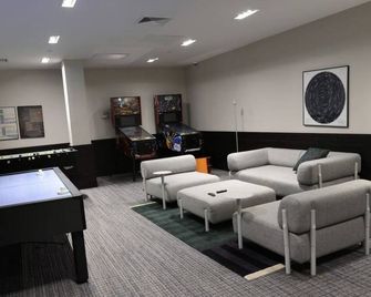 2br apartment 15 min from nyc close to public transportation - Queens - Lounge