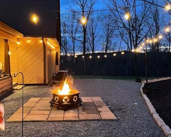 Charming 4-bedroom Chalet with WiFi and Welcoming View of Pilot Mountain - Pilot Mountain - Patio