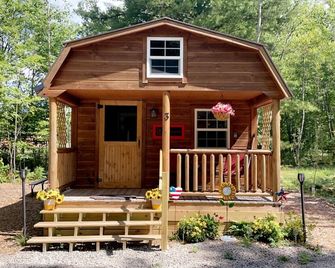 Tiny ‘Garden Cottage’ Getaway in the woods! Elk Run Estates #3 - Cheboygan