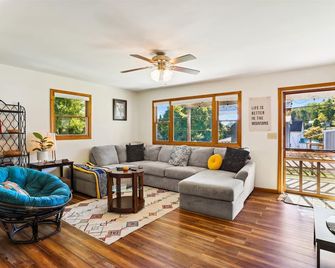 Calling all mountain bike enthusiasts! Welcome to Cavie House!! - Davis - Living room