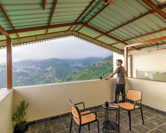 The Hosteller Dharamshala - Kāngra - Balcón