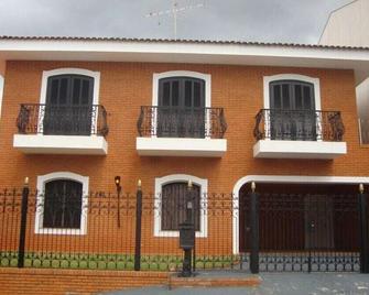 Black Hostel - Bauru - Gebouw