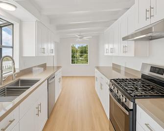 Modern Coastal Retreat I Beaches and Legoland! - Carlsbad - Kitchen