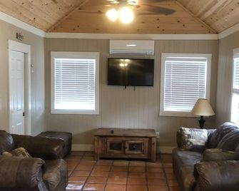 A great family cabin located in the heart of Concan. - Concan - Living room