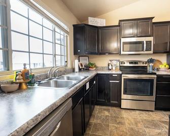 The Fur & Family Hideaway: A Place to Make Memories Together - Papillion - Kitchen