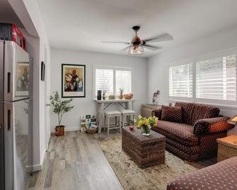 Less Than 1 Mi to Midtown Pet-Friendly Apt in Reno - Reno - Living room