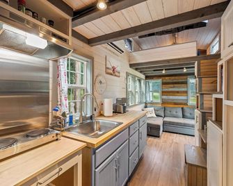 4 Tiny Town Modern Tiny Home Animals Fire Pit by Vacation Your Way - Hico - Cocina