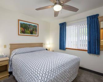 Ocean Suites Motel - Brookings - Bedroom