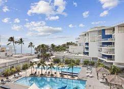 Hamptons Meets Hervey Bay In Upmarket Resort - Ocean Views - Hervey Bay - Pool