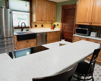 Dog-friendly small-town charm near mountains and wineries with 4 bedrooms - Woodstock - Küche