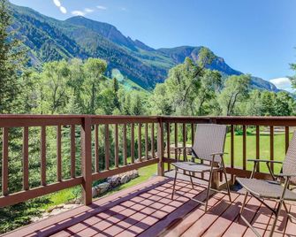 Waterfront cabins next to nature preserve - private hot tub & river views - Carbondale - Balcony
