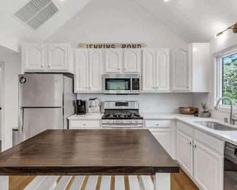 Cape Cod Retreat with Beach Access - Falmouth - Mutfak