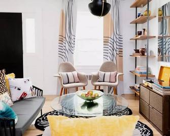 The Norsdale plus CMYK Motel on 10 acres in Phoenicia - Phoenicia - Living room