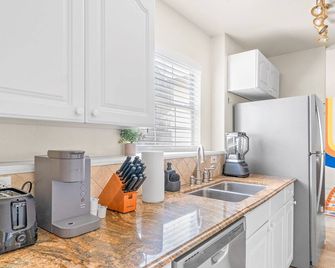 Dallas Retro House King Bed Backyard - Dallas - Cocina