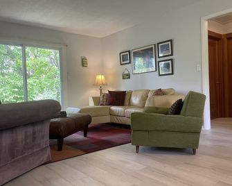 Enjoy peacefulness & nature in our pet friendly cottage along the St. Joe River. - Benton Harbor - Living room