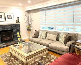 'The Cottage at Spruce' Tranquil, Cozy and Rustic - Burlington - Living room