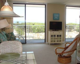 Beautiful Oceanfront Condo With Pool - Fenwick Island - Wohnzimmer