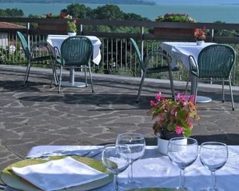 Hotel Cavalieri - Passignano sul Trasimeno - Patio